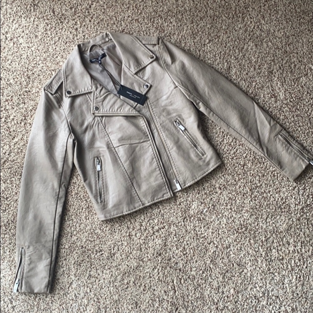 💣 Tan Bomber Jacket 💣